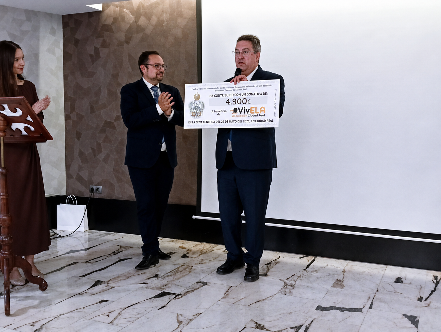 LA HERMANDAD DE LA VIRGEN DEL PRADO ENTREGA 4.900 EUROS A LA ASOCIACIÓN VivELA