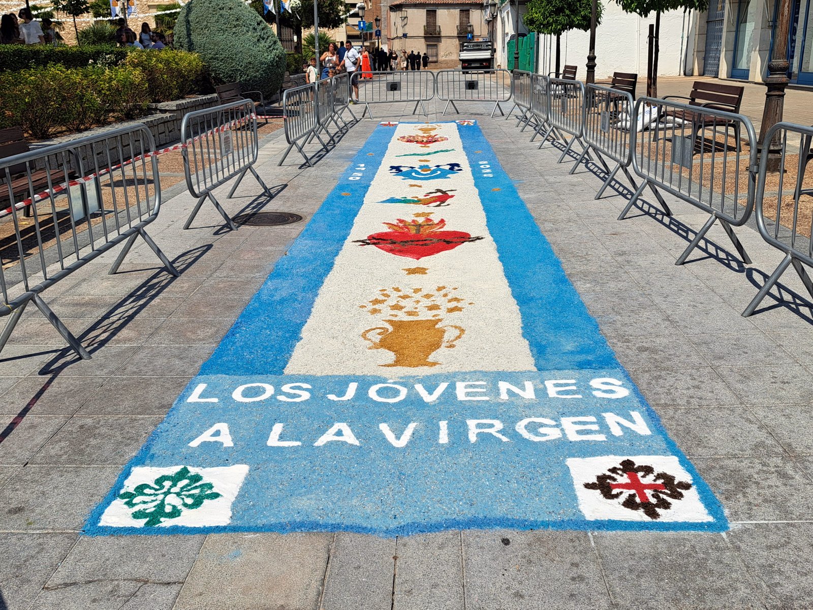 LOS JÓVENES A LA VIRGEN