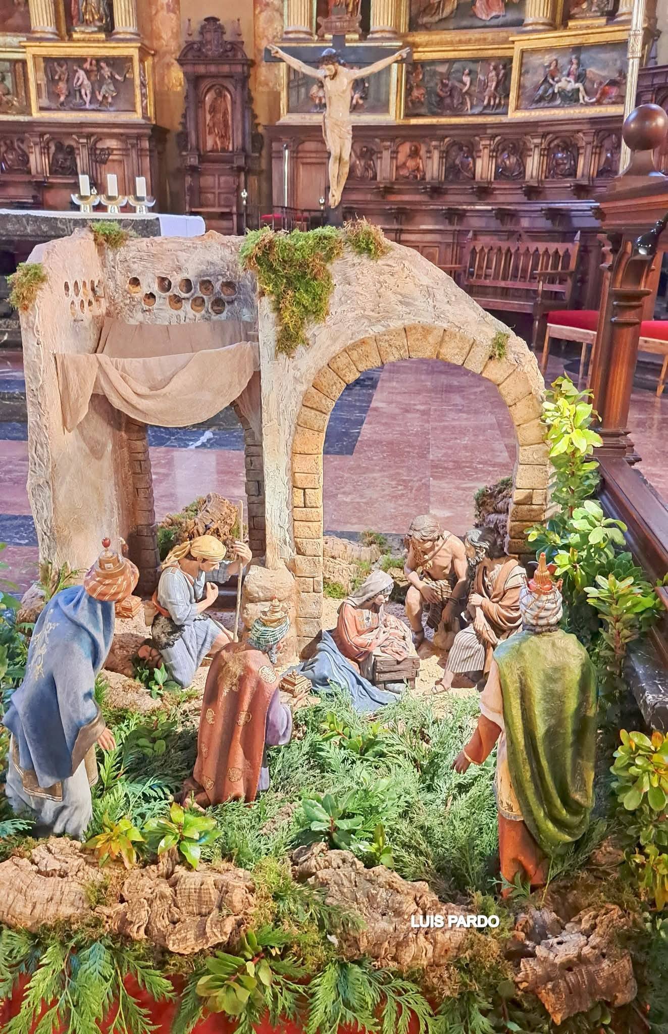 LA HERMANDAD MONTA UN AÑO MÁS EL BELEN DE LA CATEDRAL
