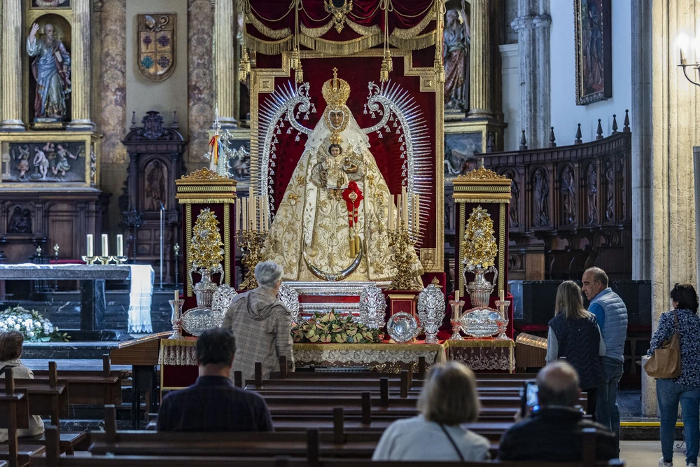 LA VIRGEN DEL PRADO HA SIDO BAJADA AL ALTAR MAYOR PARA PRESIDIR LA NOVENA EN SU HONOR