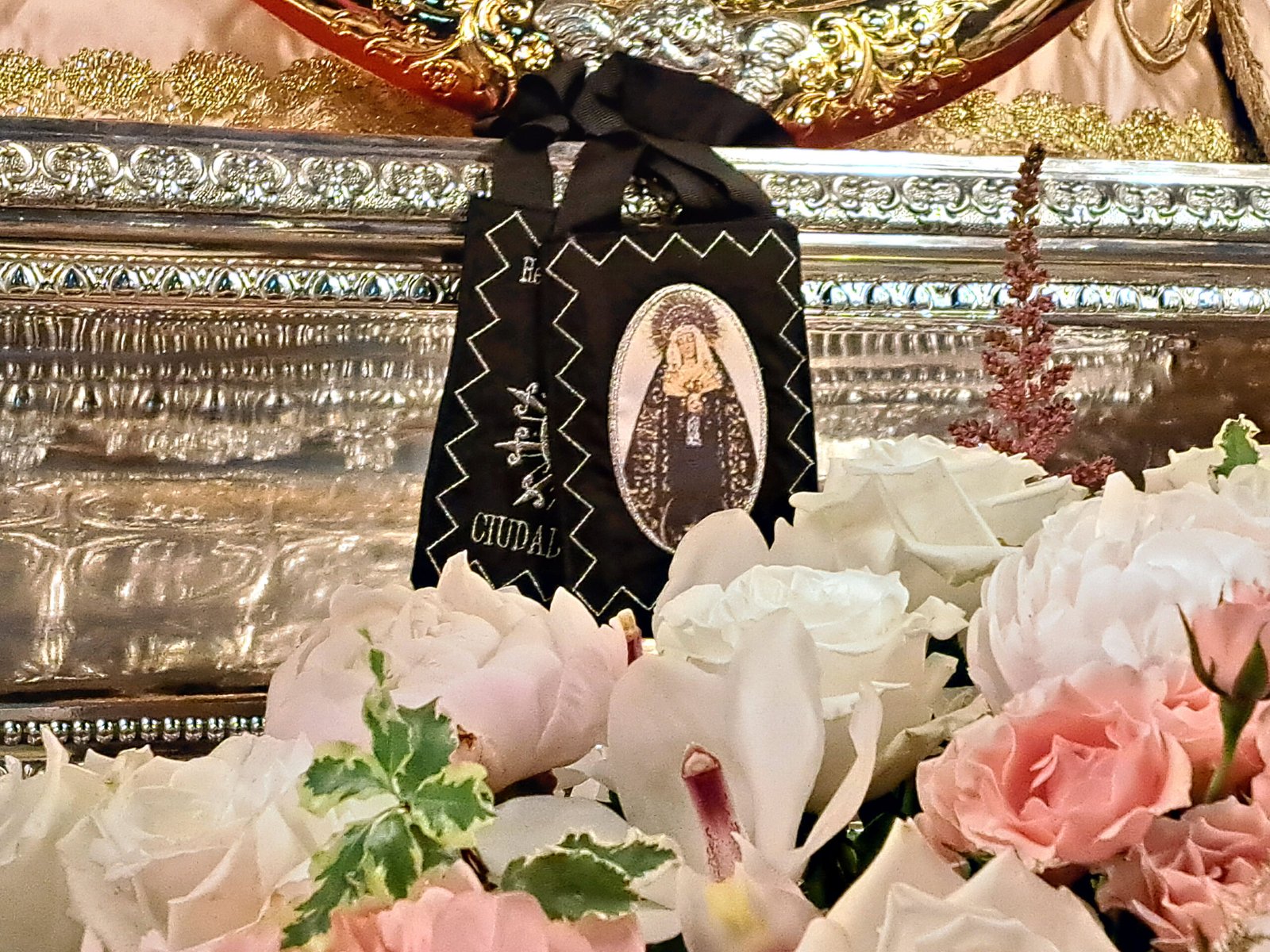 LAS HERMANDADES DE LA DOLOROSA DE SANTIAGO Y EL CRISTO DE MEDINACELI ENTREGAN RECUERDOS A LA HERMANDAD DE LA VIRGEN DEL PRADO