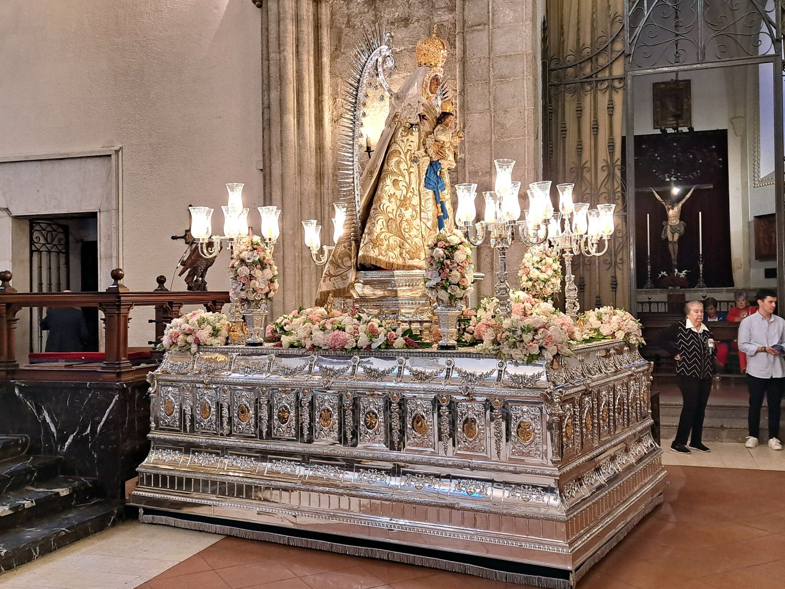 LA HERMANDAD DE LA VIRGEN DEL PRADO ENTREGA EL LOGOTIPO DE SU ANIVERSARIO A INSTITUCIONES Y HERMANDADES