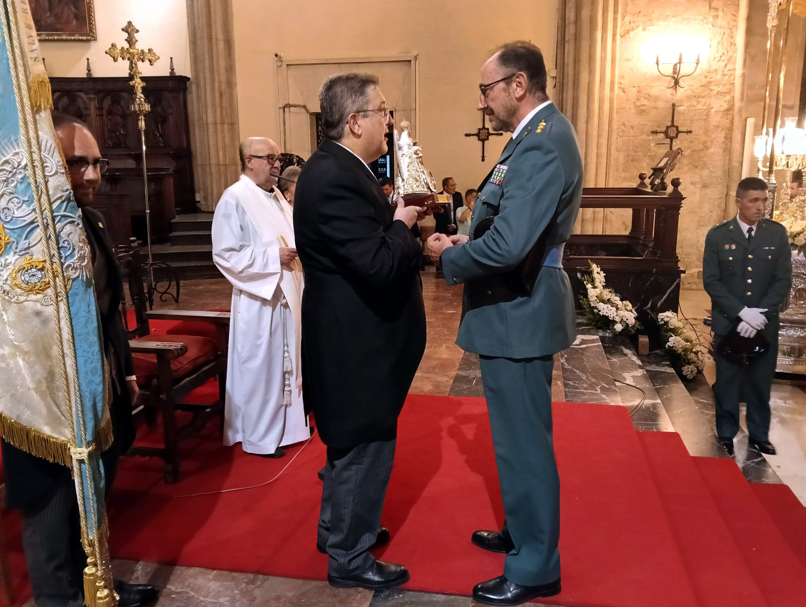 ENTREGA DE UNA REPLICA DE LA VIRGEN DEL PRADO A LA GUARDIA CIVIL