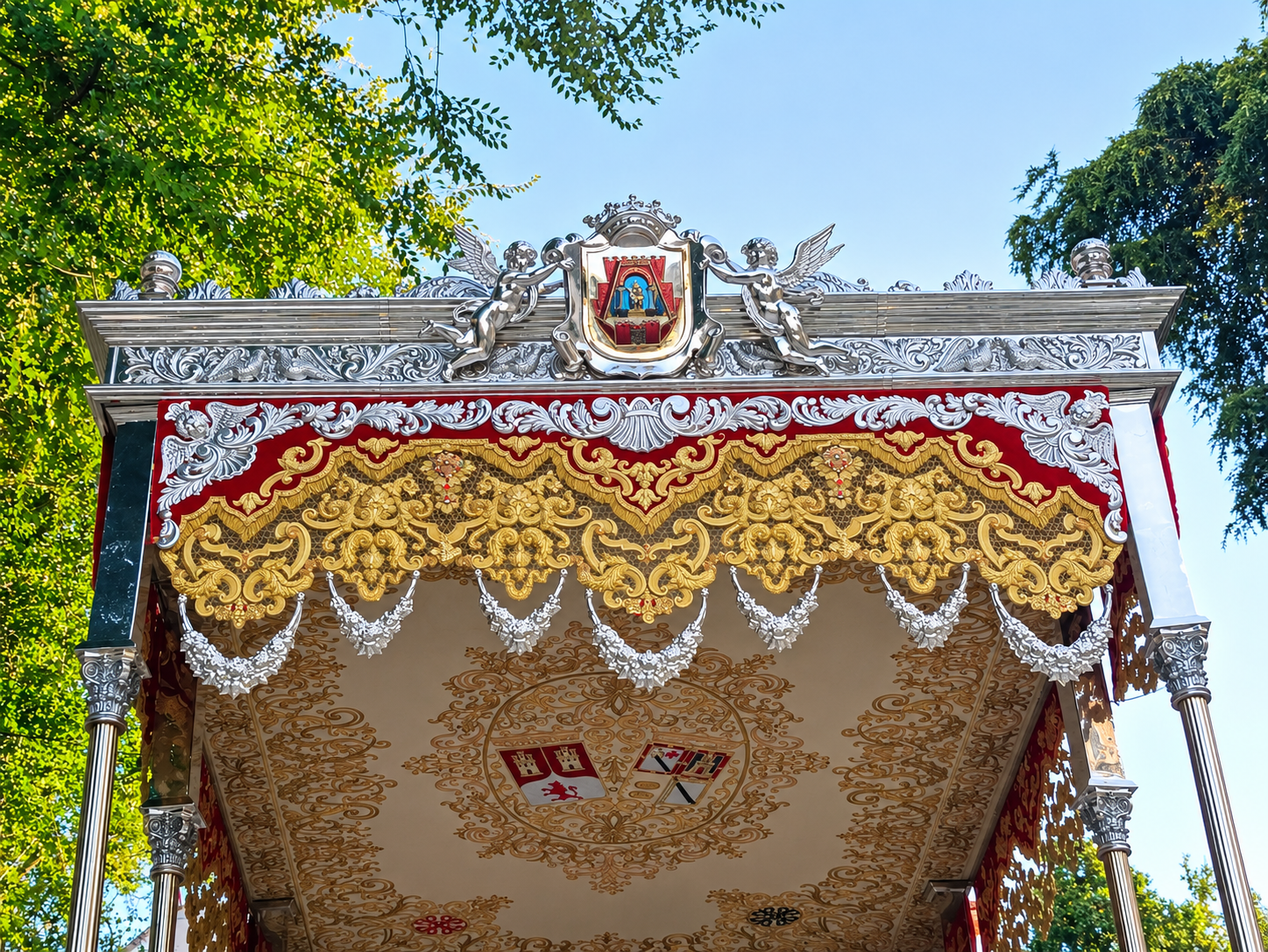 LA HERMANDAD DE LA VIRGEN DEL PRADO CULMINA EL BORDADO DE LAS BAMBALINAS DEL PASO